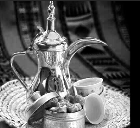 قصة وقصيدة...مايستريح اللي عزم له رجاجيـل ...اللي دعاهم للعشـا واستجابـوا