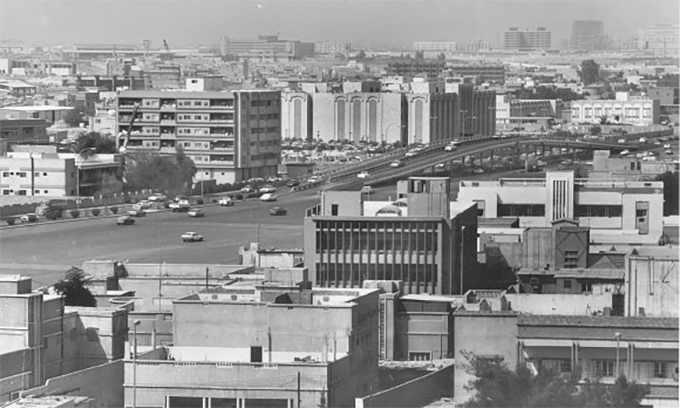 قصة وقصيدة...مايستريح اللي عزم له رجاجيـل ...اللي دعاهم للعشـا واستجابـوا