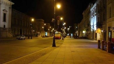 وأطل الفجر ببسمته وأطلَّ الفجر ببسمته كغريب عاد لبلدته أشعثُّ من طول مسيرته وغبارٌ عاث بوجنته ودروباً كان لها ذكرى قد مرَّ بها في صبوته