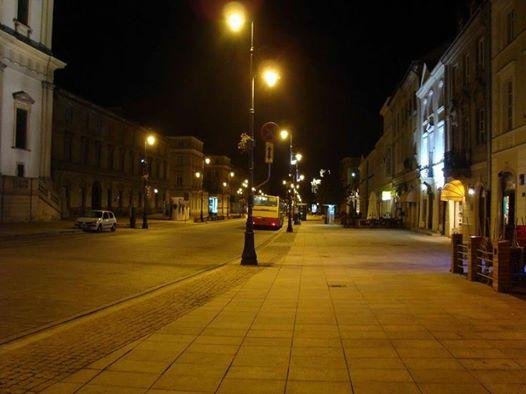 وأطل الفجر ببسمته وأطلَّ الفجر ببسمته كغريب عاد لبلدته أشعثُّ من طول مسيرته وغبارٌ عاث بوجنته ودروباً كان لها ذكرى قد مرَّ بها في صبوته