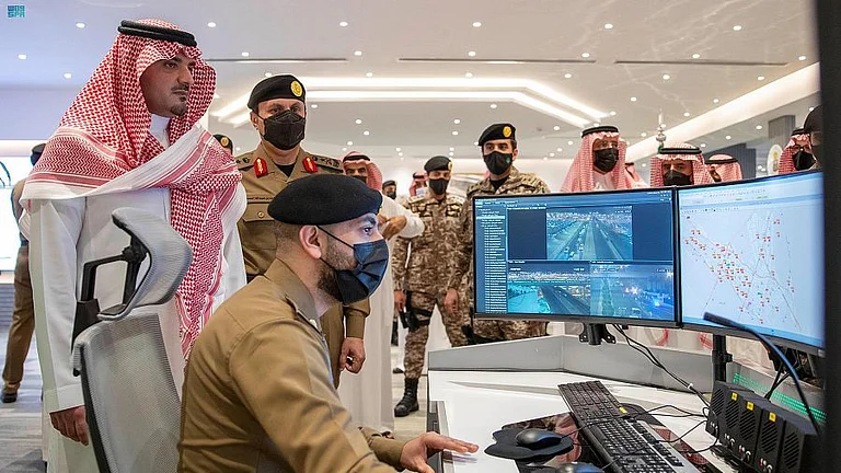 وزير الداخلية يقف على سير العمل في مركز القيادة والسيطرة بمقر الأمن العام في مشعر منى