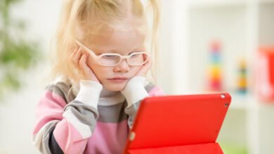 الأجهزة الذكية تؤثر على سعادة طفلك