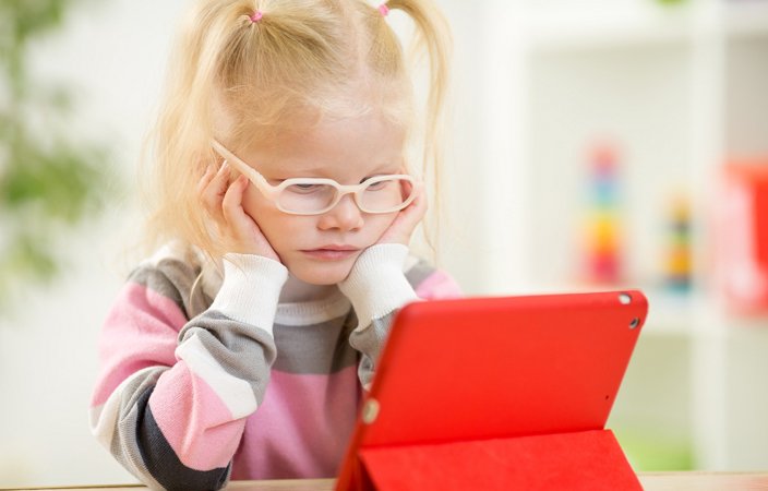 الأجهزة الذكية تؤثر على سعادة طفلك