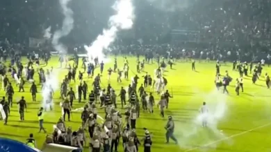 125 قتيلا.. كل ما نعرفه حتى الآن عن كارثة الملعب بإندونيسيا