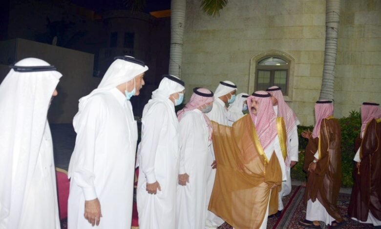 مشعل بن ماجد يعزي آل رحيمي في فقيدهم