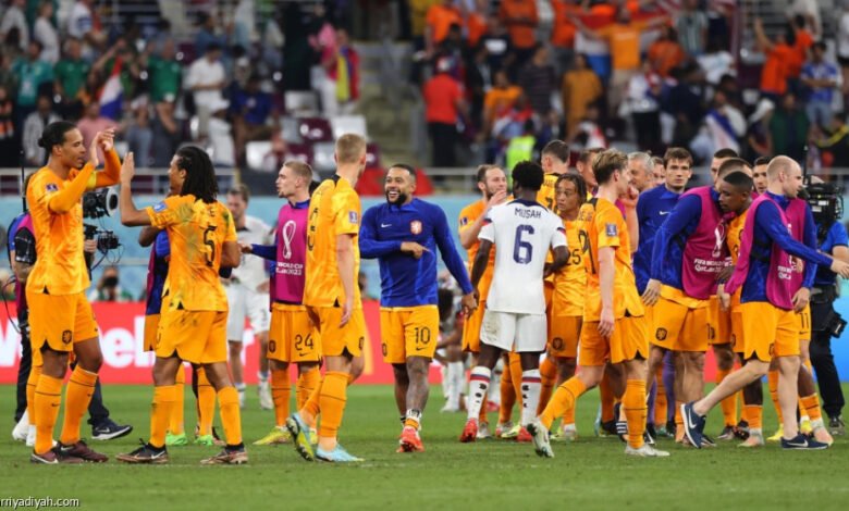 هولندا تنهي مغامرة أمريكا وتعبر