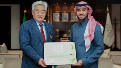 وزير الرياضة يتسلم الحزام الشرفي «9 دان» تقديراً لجهود ولي العهد في دعم «التايكوندو» والحركة الرياضية العالمية