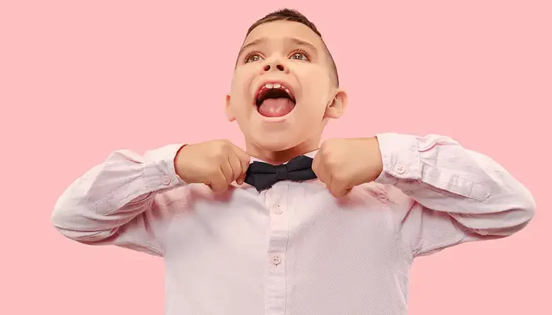 طفلك يمضغ قميصه السبب قد يكون خطيرا