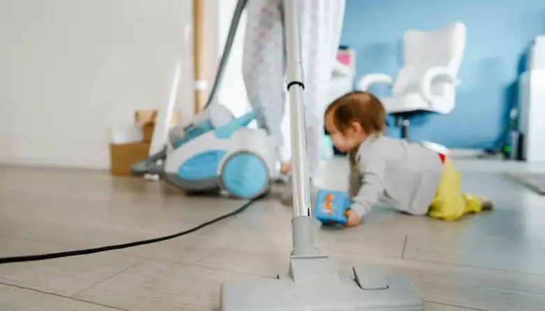 5 نصائح لتنظيف منزلك مع وجود طفل يحبو طوال اليوم