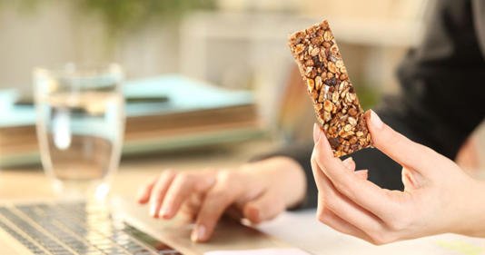 أهمية وجبات السناك وكيفية اختيارها للدايت