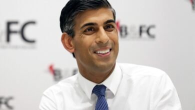 تغريم رئيس وزراء بريطانيا لخلعه حزام الأمان