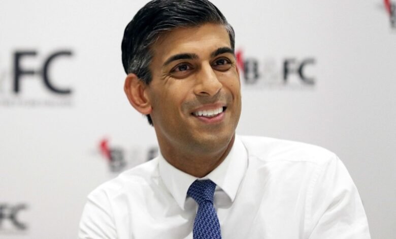 تغريم رئيس وزراء بريطانيا لخلعه حزام الأمان