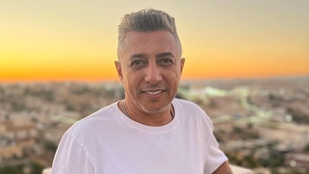 عمر العبد اللات يتسبب في بكاء عائلة طلال مداح