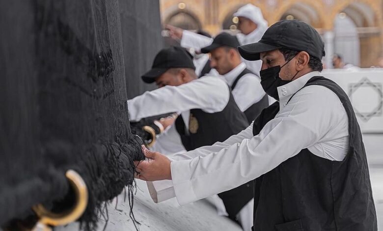 صيانة كسوة الكعبة المشرفة استعدادًا لشهر رمضان المبارك