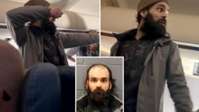 مسافر يحاول فتح باب طوارئ طائرة خلال تحليقها