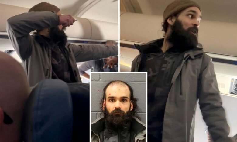 مسافر يحاول فتح باب طوارئ طائرة خلال تحليقها