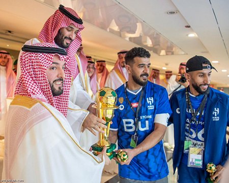 نيابة عن خادم الحرمين الشريفين سمو ولي العهد يتوج الهلال بكأس الملك نيابة عن خادم الحرمين الشريفين الملك سلمان بن عبدالعزيز آل سعود - حفظه الله -، توًّج صاحب السمو الملكي الأمير