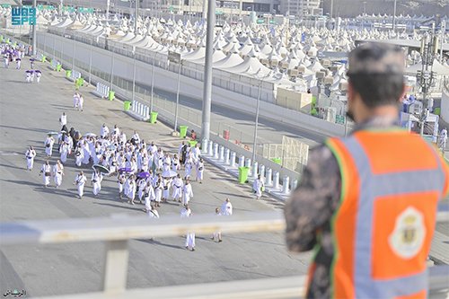 حجاج بيت الله الحرام يتوافدون إلى مشعر منى لقضاء يوم التروية