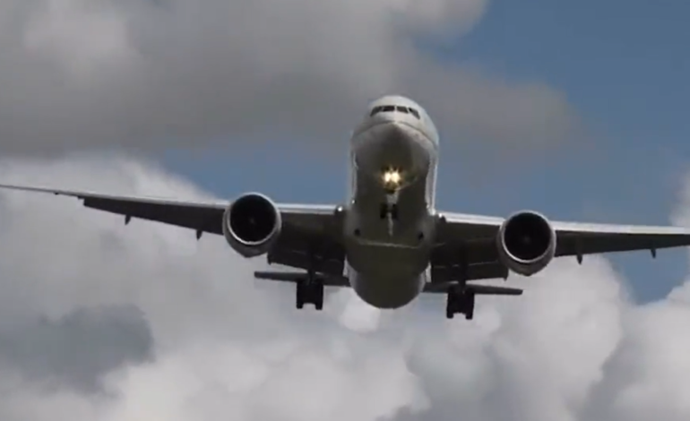 فيديو لكابتن سعودي يهبط بالطائرة وسط رياح قوية في مطار هيثرو