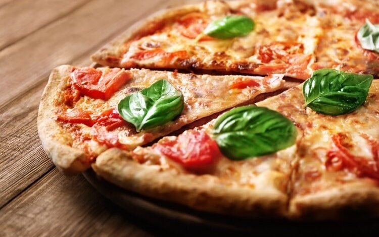 بيتزا مع جبنة البوراتا الإيطالية