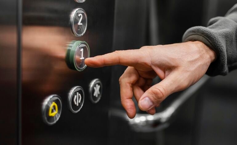 ماذا تفعل لو تعطل المصعد أثناء وجودك داخله؟