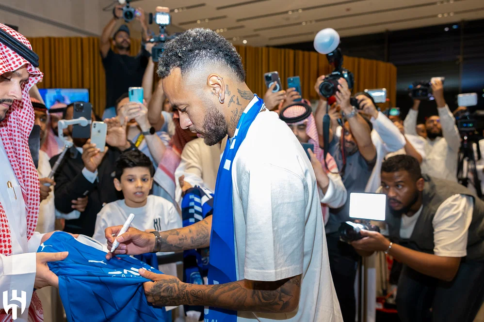 بالصور نيمار يصل الرياض تمهيدًا للالتحاق بنادي الهلال