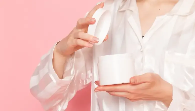 طرق إزالة بقع مرطب الشفاه من الملابس