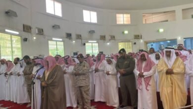 محافظ قلوة يتقدم المصلين على شهيد الواجب الزهراني