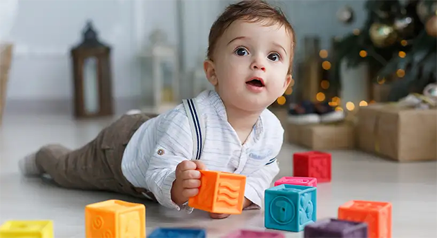 تعرّفي على علامات ذكاء الطفل في الشهر الثامن