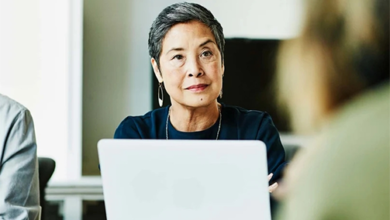 هل دورك كرئيسٍ تنفيذيٍّ هو القيادة، الدفع، أم التّنحي من طريق موظفيك؟