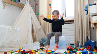 أنا أم تشتري الكثير من الألعاب لأولادها ولم يؤثّر ذلك على خيالهم