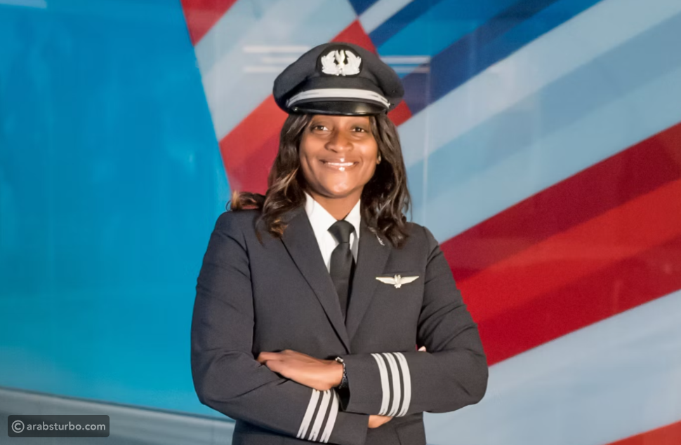 ماذا تمثل الخطوط الموجودة على أكمام زي الطيار؟