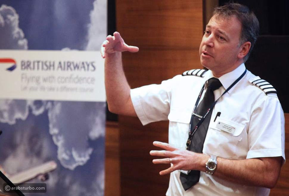 ماذا تمثل الخطوط الموجودة على أكمام زي الطيار؟