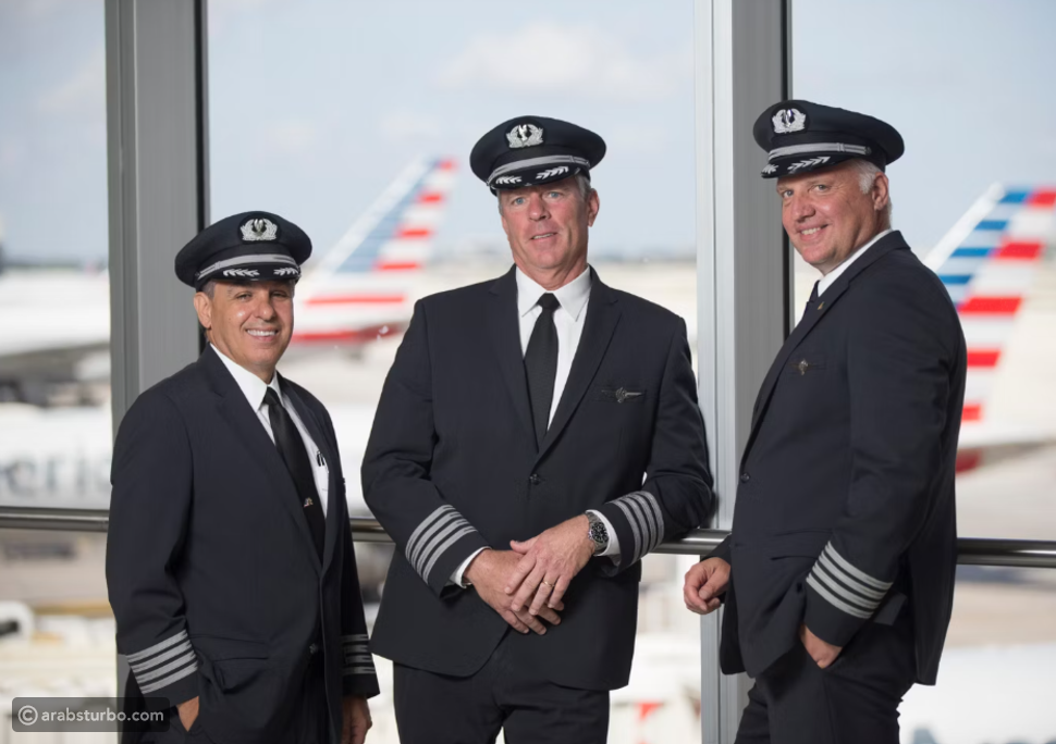 ماذا تمثل الخطوط الموجودة على أكمام زي الطيار؟