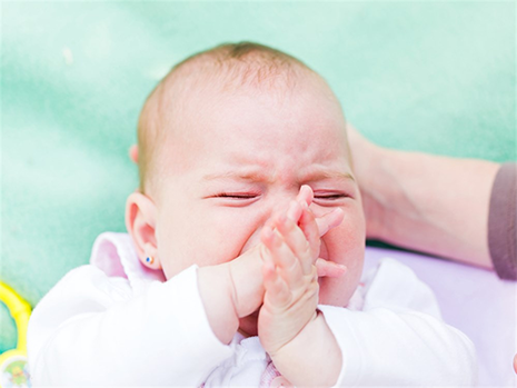 أسباب إصابة الرضع بالزكام وأسرع طرق العلاج