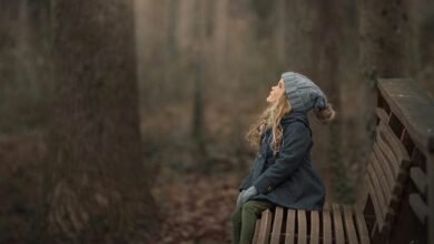 وتضيقُ بِي، فأنظرُ إلى السماء