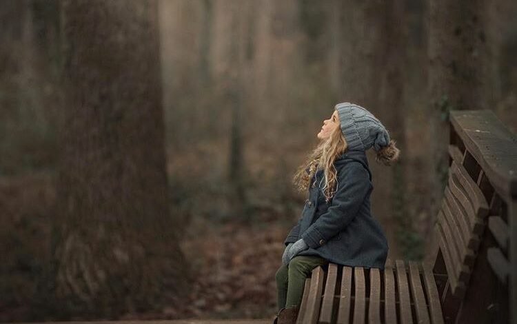 وتضيقُ بِي، فأنظرُ إلى السماء