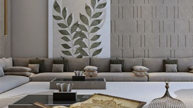 كيفية تنسيق الطاولات في المجالس ذات الأثاث الأرضي