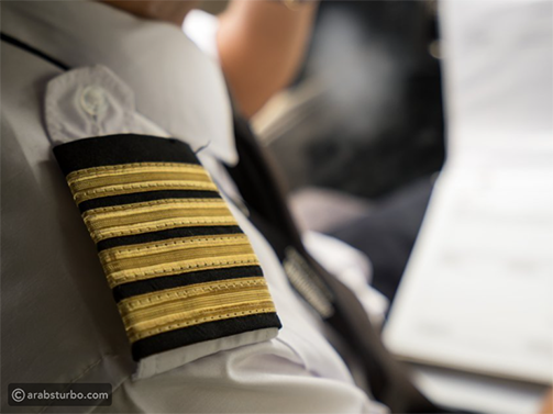 ماذا تمثل الخطوط الموجودة على أكمام زي الطيار؟