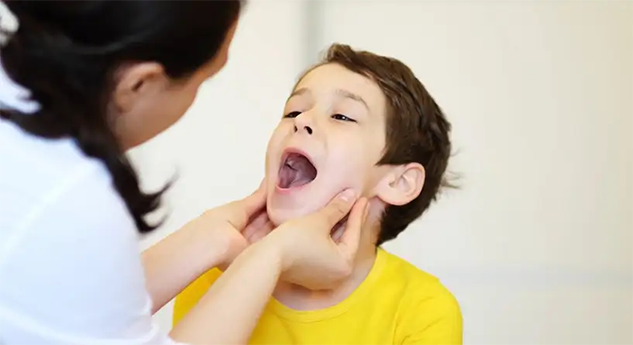 مضاعفات عملية اللوز واللحمية للاطفال ونصائح فعّالة للتعامل معها