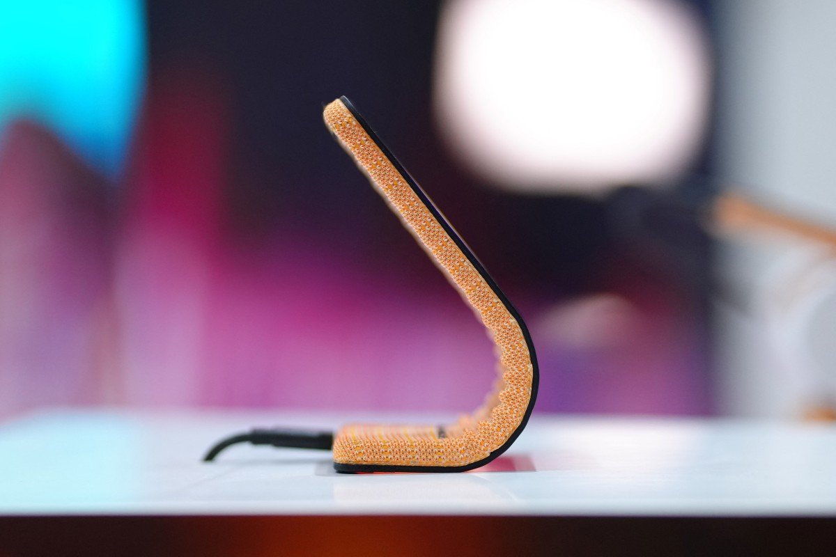 بالصور موتورولا تُعرض هاتف قابل للانحناء والارتداء على المعصم