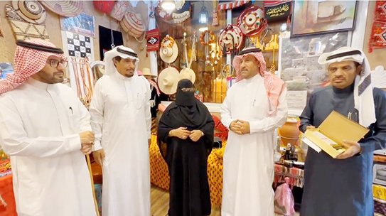 رئيس مجلس إدارة الجمعية الأهلية بفيفاء يكرم سيدة التراث بفيفاء