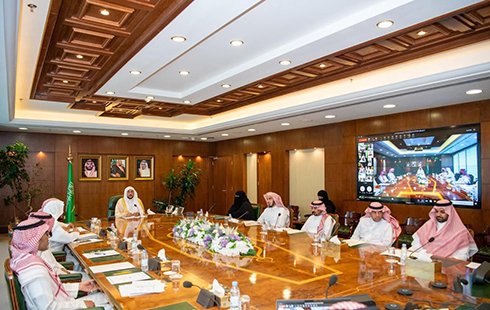 وزير الشؤون الإسلامية يجتمع (عن بعد) بمديري فروع الوزارة بعموم مناطق المملكة