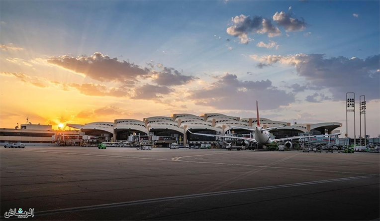 مطار الملك خالد يوضح ملابسات انحراف طائرة عن المدرج الرئيسي