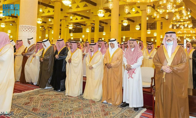 أمير الرياض يؤدي صلاة الميت على الأمير بدر بن عبدالمحسن -رحمه الله-