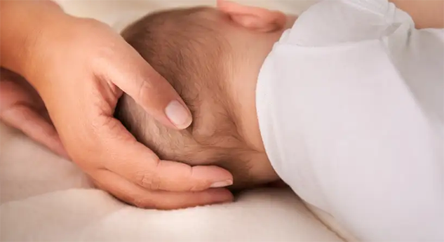 العناية بالمنطقة اللينة في رأس الرضيع