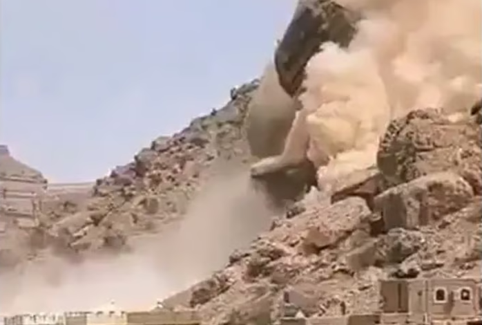 انهيار صخري كبير يثير الذعر والهلع للسكان في حضرموت اليمنية