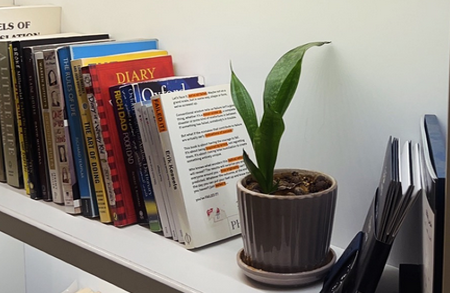 من الإذاعة المدرسية إلى تأسيس مقهى قروث