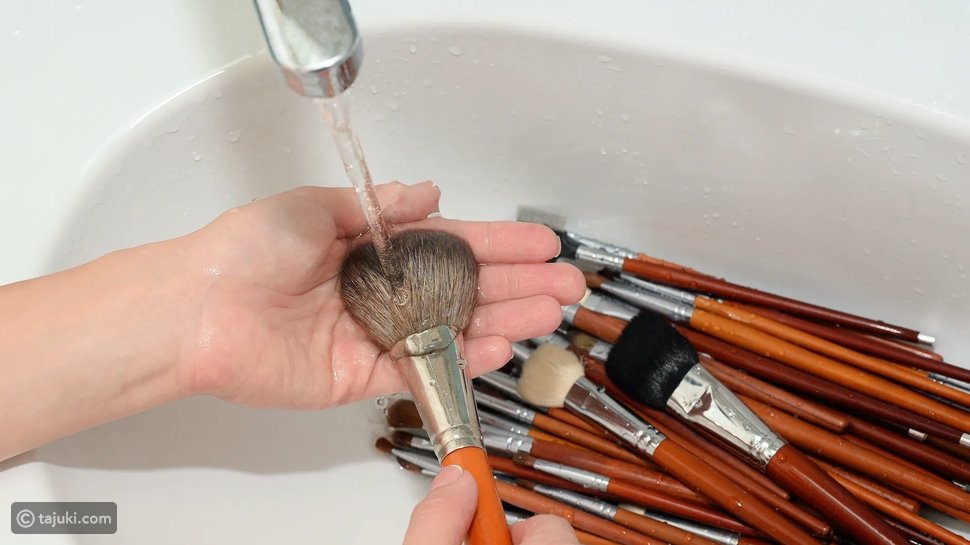 فرش المكياج الأساسية واستخدامها بالصور