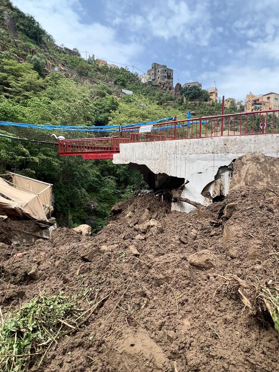 منتجع الباخرة بفيفاء يتعرض لإنهيار صخري